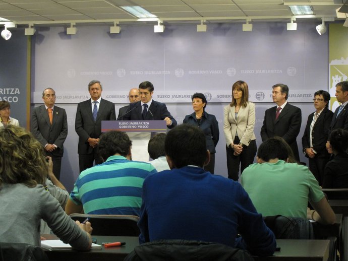 López, Acompañado Por Los Miembros De Su Gobierno.