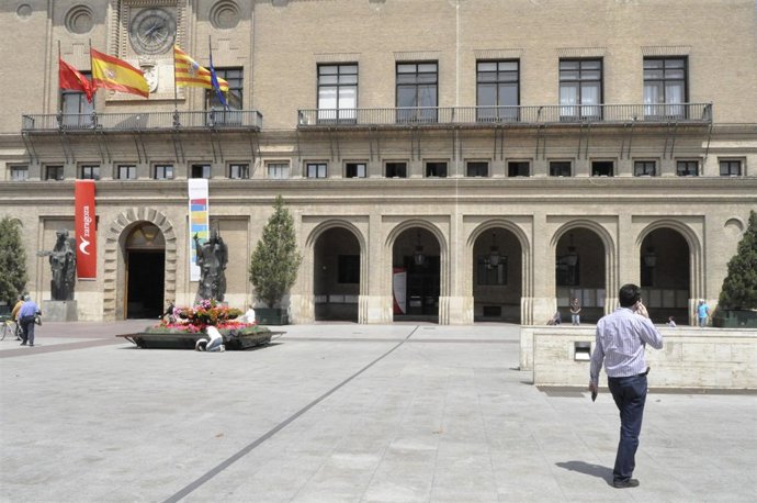 Imagen De La Fachada Principal Del Ayuntamiento De Zaragoza.