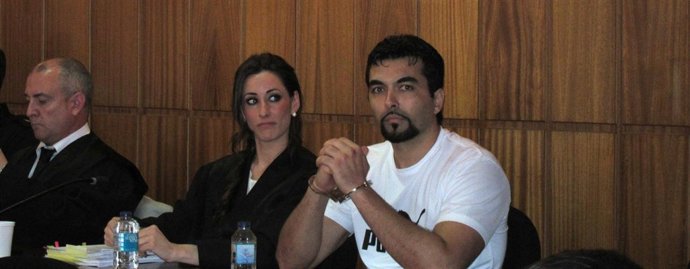 El Acusado, Pedro S.G., Junto A Sus Abogados