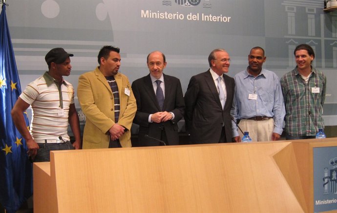 Rubalcaba, El Presidente De La Obra Social La Caixa Y Un Grupo De Reclusos