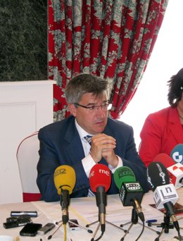 Francisco Fernández Durante La Rueda De Prensa
