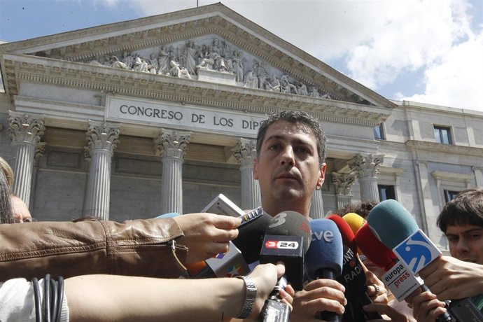 Bildu Da Una Rueda De Prensa En La Puerta Del Congreso