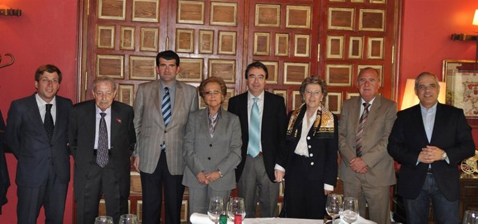 El Alcalde De Alcalá Entrega El Premio A Isabel Allende