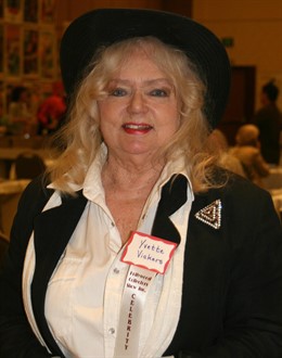 Yvette Vickers En Un Evento