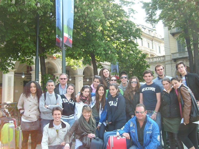 Alumnos Y Profesores Participantes En La Bienal Democracia 