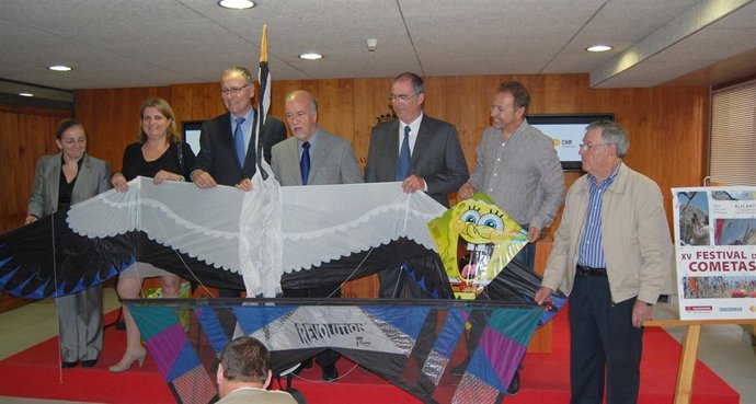 Presentación Del Festival De Cometas En El Ayuntamiento De Alicante