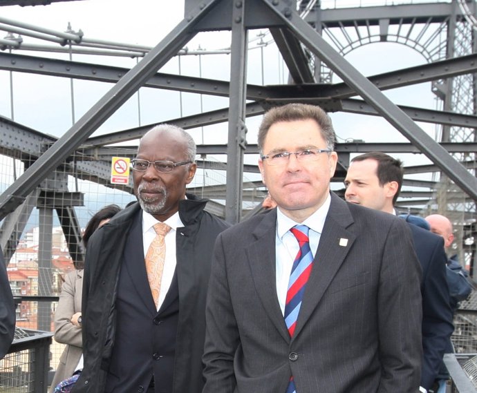 Presidente De La Unesco Con El Alcalde De Getxo