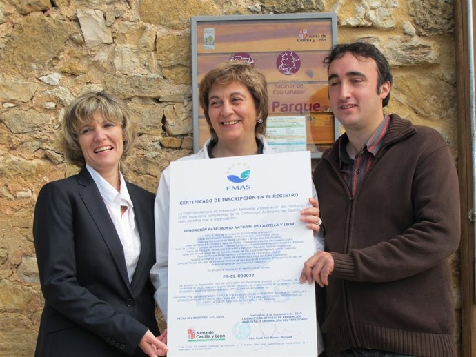 Ruiz Durante La Entrega De La Acreditación De Las Casas Del Parque.