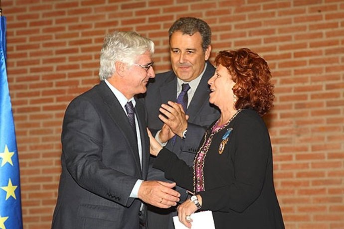  El Presidente De Castilla-La Mancha Entrega La Medalla Al Mérito En El Trabajo