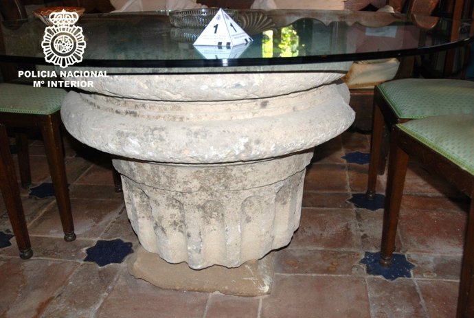 Un Capitel Localizado En La Vivienda.