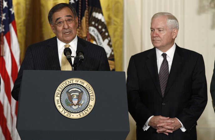 Leon Panetta, Director De La CIA Junto Al Secretario De Defensa Robert Gates