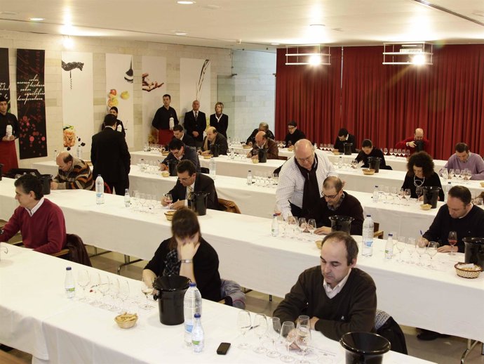 Sumilleres durante una cata del concurso.