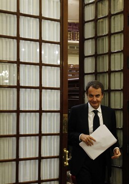Zapatero en el pasillo del Congreso