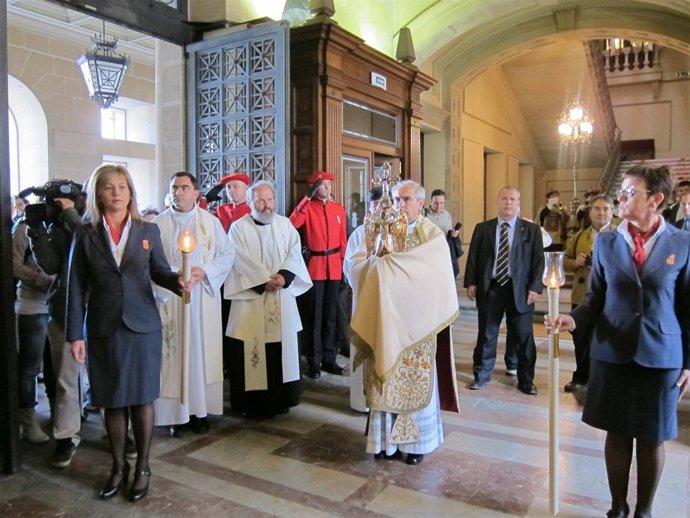 El Ángel De Aralar Visita El Palacio De Navarra.