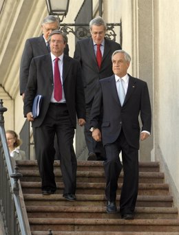 El Presidente De Chile, Sebastián Piñera, Junto A Miembros De Su Gobierno.