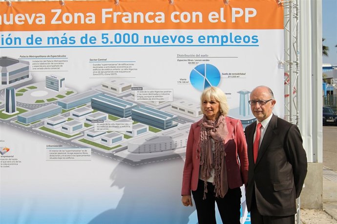 Cristóbal Montoro Y Teófila Martínez Presentenando Un Proyecto En Cádiz.