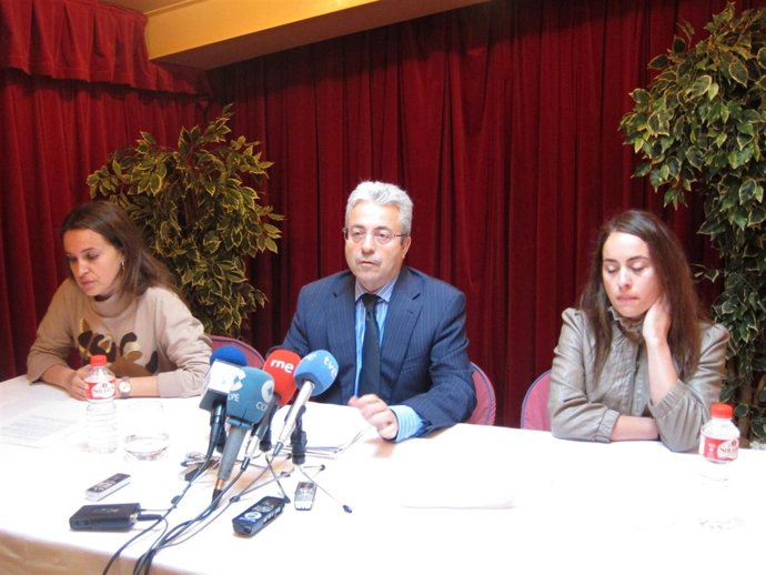 El Promotor De Bezana Lago, José Manuel Rojo, Con Sus Dos Hijas