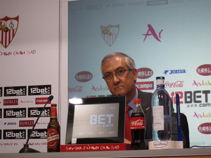 Gregorio Manzano, En Una Rueda De Prensa 