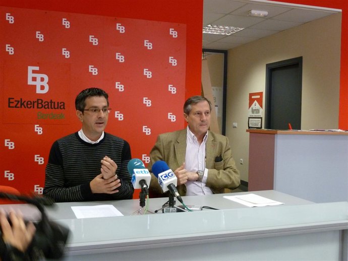 El Eurodiputado De IU, Willy Meyer, Y El Coordinador General De EB, Mikel Arana.
