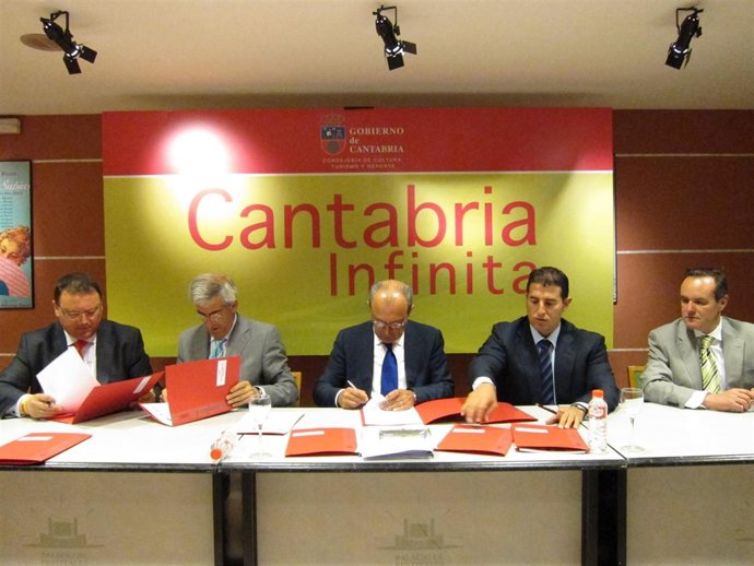 Firma Del Convenio Con Hosteleros Para Vender Entradas De El Soplao