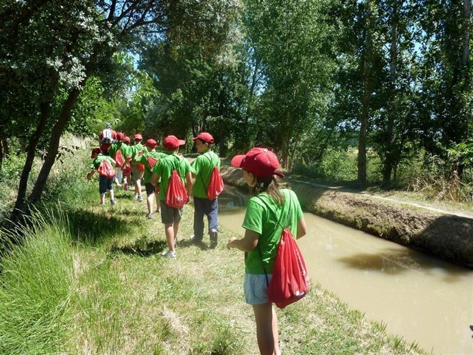 Niños Participan En Una Actividad De La Fundación Del Patrimonio Nautral De Cyl