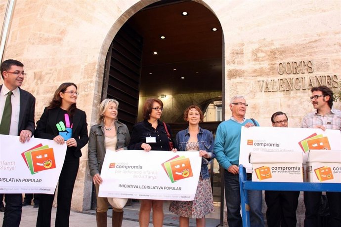Presentación De Las Firmas En La Puerta De Las Corts Valencianes