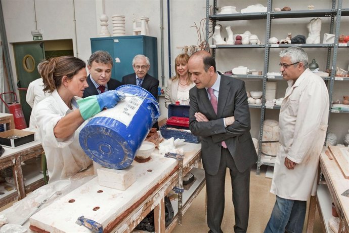 El Consejero Alberto Catalán Visita La Escuela De Arte De Pamplona.
