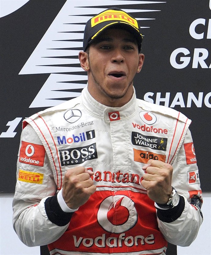 Lewis Hamilton Celebrando Un Triunfo
