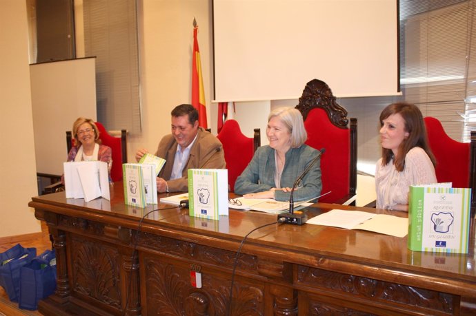 Hernández En La Presentación De La Guía En Albacete