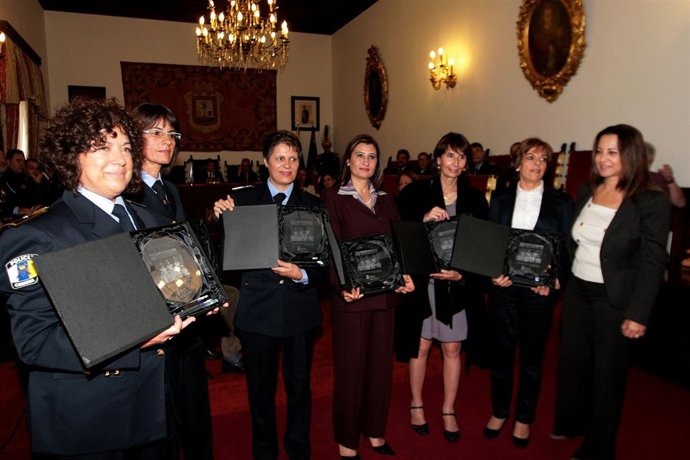 Rectificación Notas 30º Aniversario Mujeres Policía Local, Arreglo Campo Fútbol 
