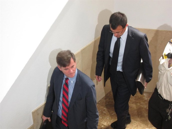 Miquel Nadal Junto A Su Abogado