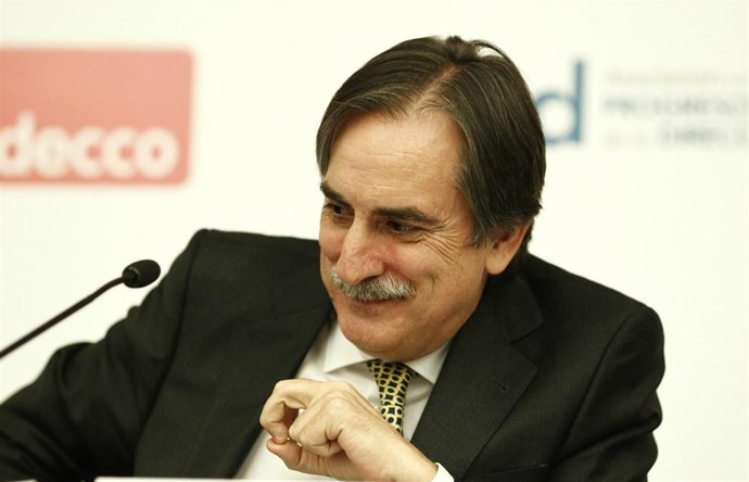 Valeriano Gómez En Un Acto De Adecco