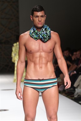 Modelo Con Mini Bañador