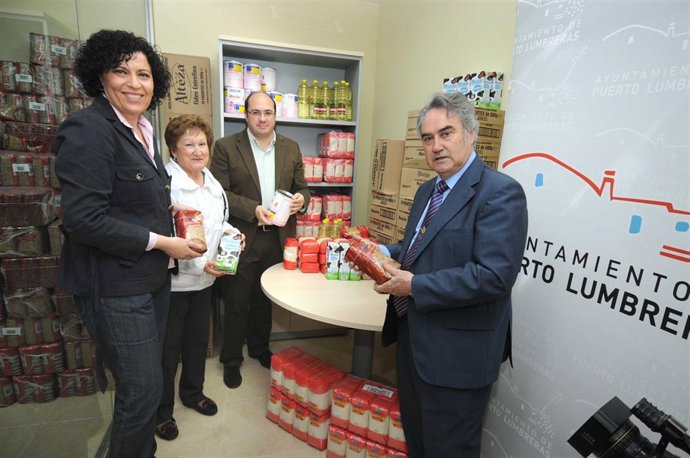 Martínez Entrega Alimentos En Puerto Lumbreras