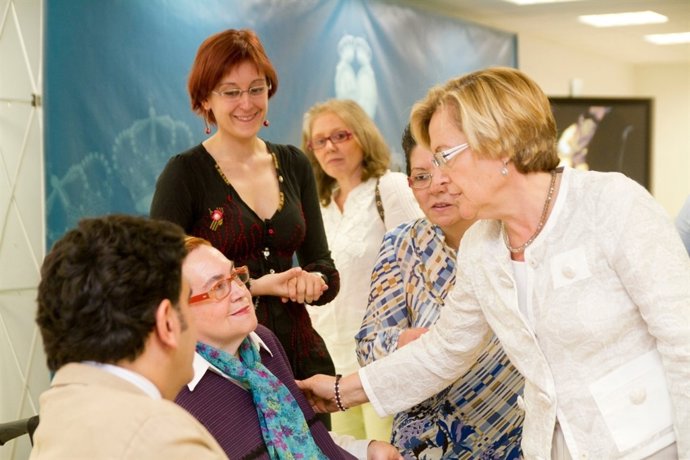 La Presidenta De La Diputación, Petronila Guerrero.