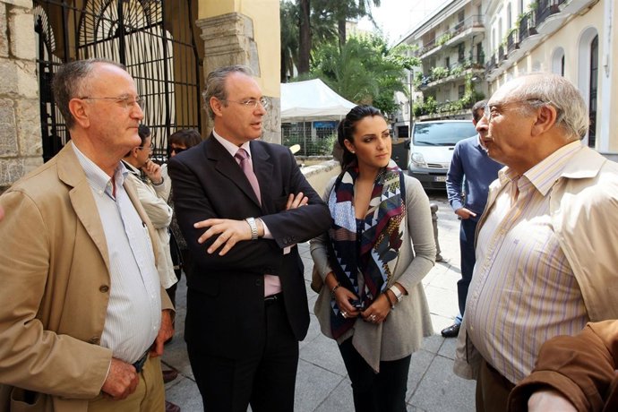 Durán Y González (En El Centro)  Con Miembros De La Fundación Emet Arco Iris