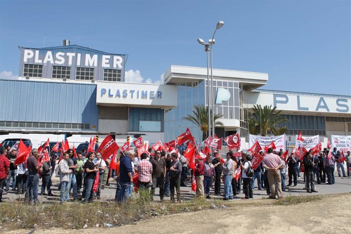 Trabajadores De Grupo TPM Se Manifiestan Ante Plastimer