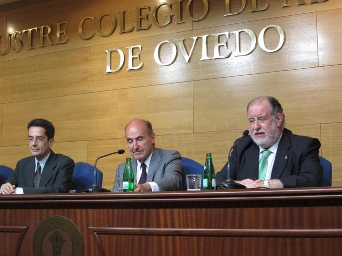 Miquel Roca Y El Decano Del Colegio, Enrique Valdés