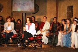 La Consejera Junto A Los Actores De La Serie