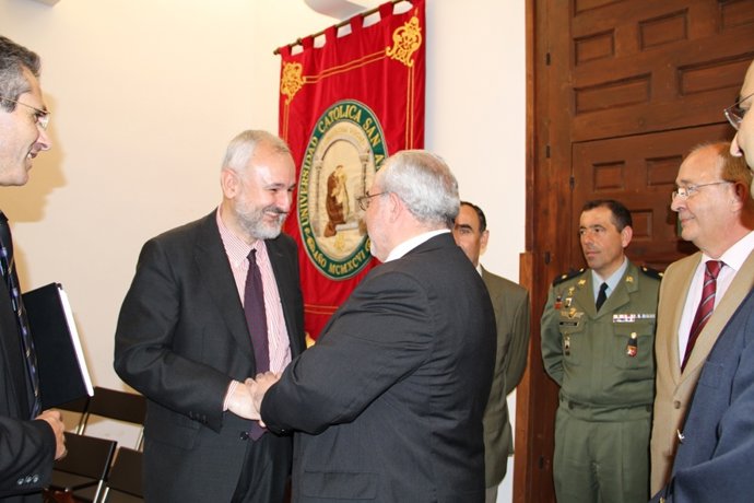 Portero Junto Al Presidente De La UCAM Minutos Antes De La Conferencias