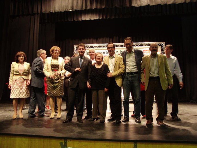 El Presidente Del Congreso José Bono Juntos Al Equipo Socialista En Villacañas