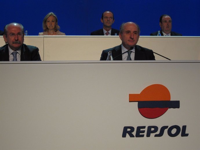 El Presidente De Repsol, Antonio Brufau, Y A Su Derecha Luis Del Rivero