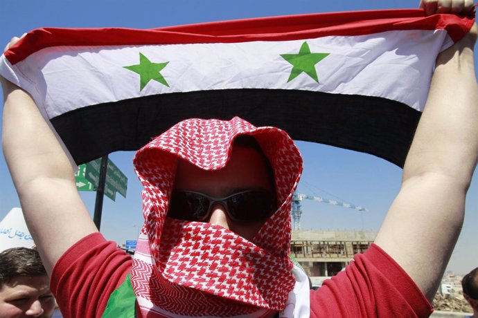 Opositor Portando Una Bandera Siria Durante Una Protesta