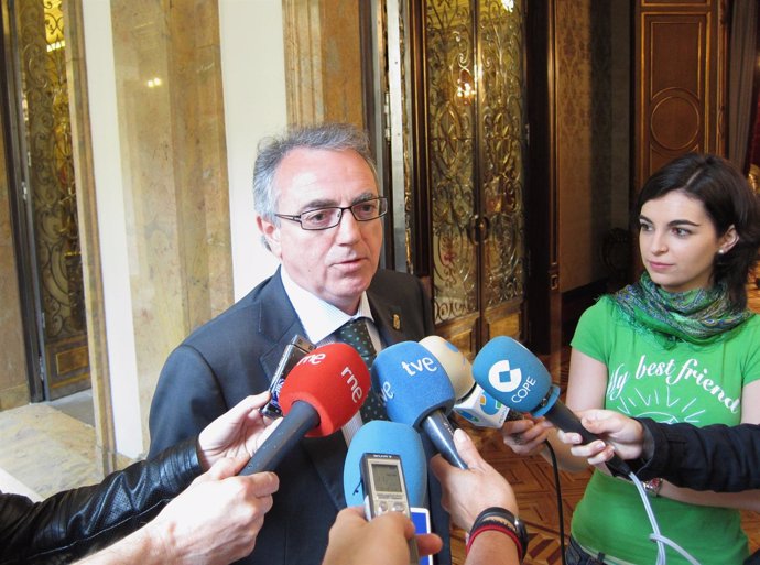 El Presidente Del Gobierno De Navarra, Miguel Sanz, Atiende A Los Medios.