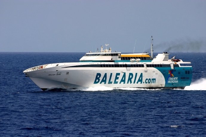 El Fast Ferry Ramón Llull De Baleària