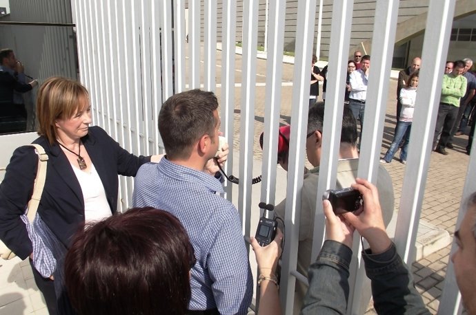 Sanz Y Sanchis Se Dirigen A Los Trabajadores De RTVV Tras La Verja