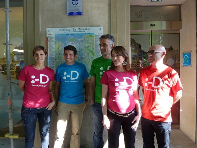 Representantes De San Sebastian Turismo Ante La Oficina De Turismo