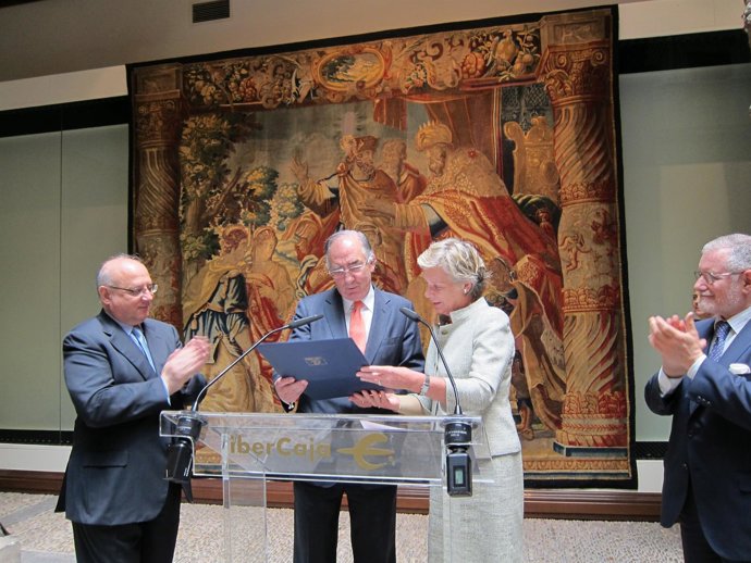 La Secretaria Del Consejo De Europa Entrega Medalla 'Pro Mérito' A Amado Franco