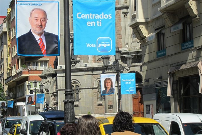 Una Calle Del Centro De Oviedo, Con Carteles Del PP