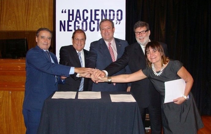 Terciado (C), Durante La Firma De Los Convenios En Argentina.